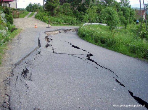przykład skutków działania osuwiska, zniszczona droga